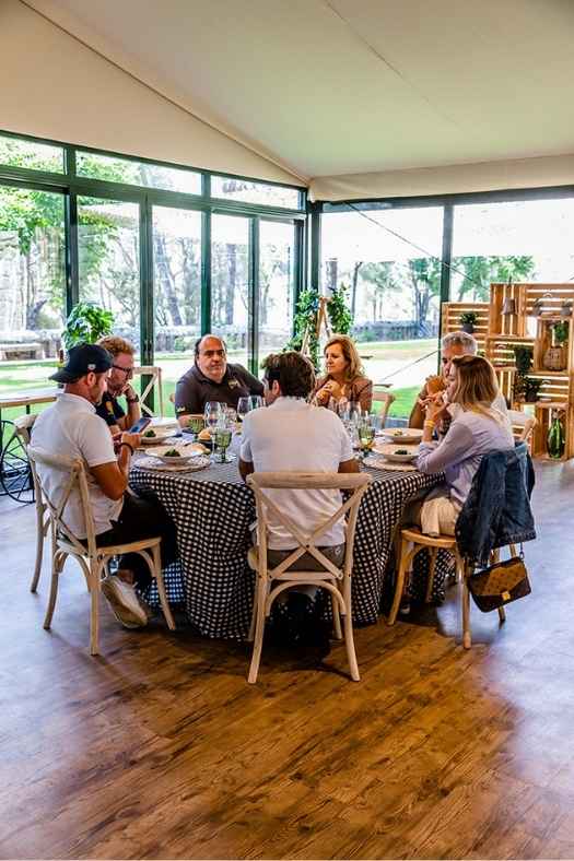 Comida en salón en Finca para eventos en Madrid.